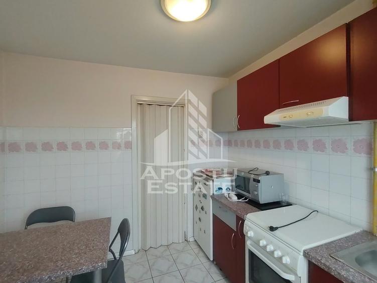 Apartament cu 3 camere semidecomandat, mobilat în Complex Studențesc