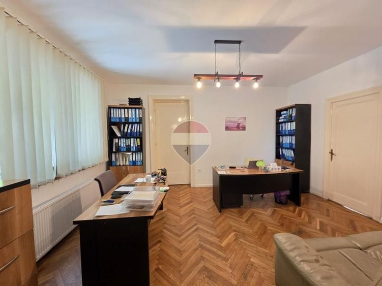 Apartament cu 3 camere semidecomandat în Dorobanți