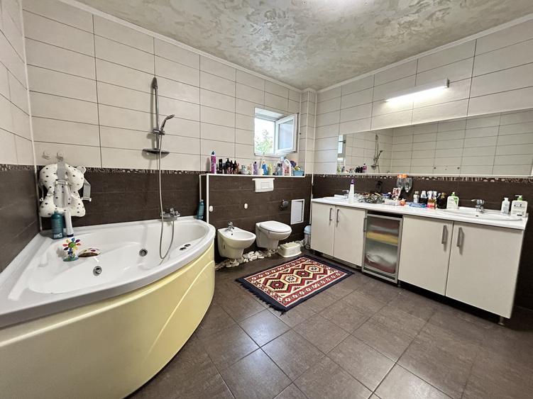 Casă individuală cu 7 camere cu Canalizare în Central