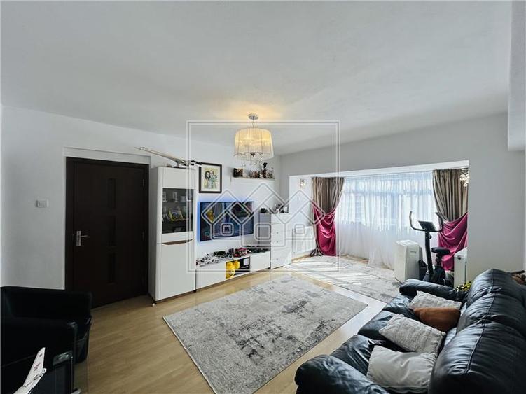 Apartament cu 3 camere semidecomandat în Turnișor