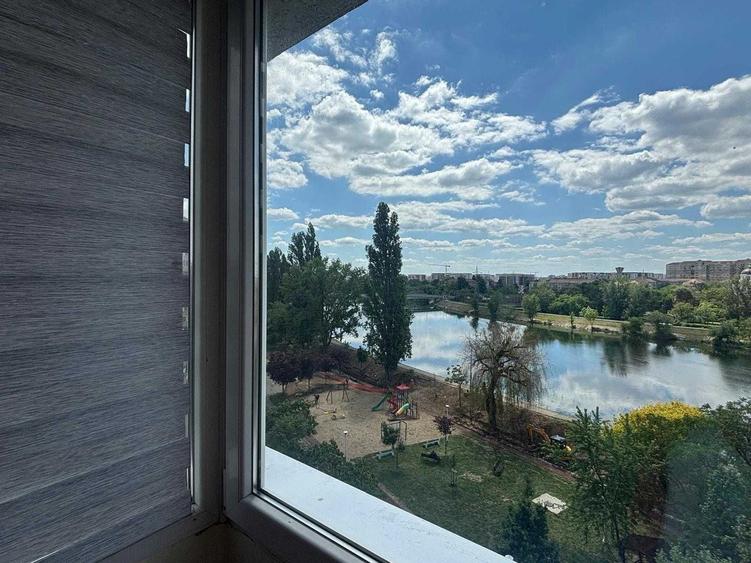 Apartament cu 3 camere semidecomandat, mobilat în Central