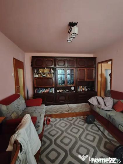 Apartament cu 3 camere semidecomandat în Săsar