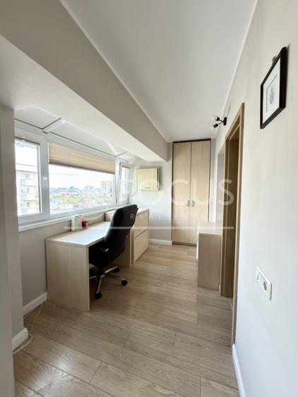 Apartament cu 4 camere semidecomandat, mobilat în P-ța Victoriei