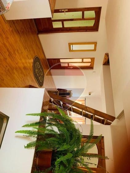 Casă individuală cu 15 camere cu Teren 861 Mp în Central
