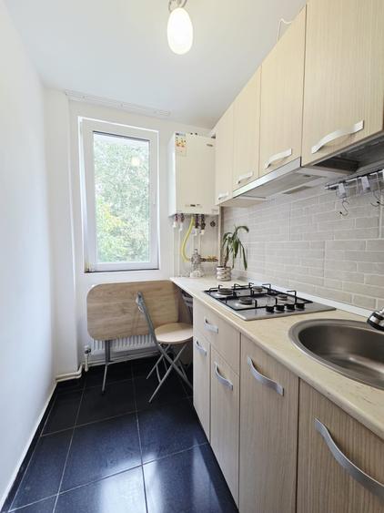 Apartament cu 3 camere semidecomandat în Micro 19