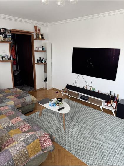 Apartament cu 3 camere semidecomandat în Gorjului