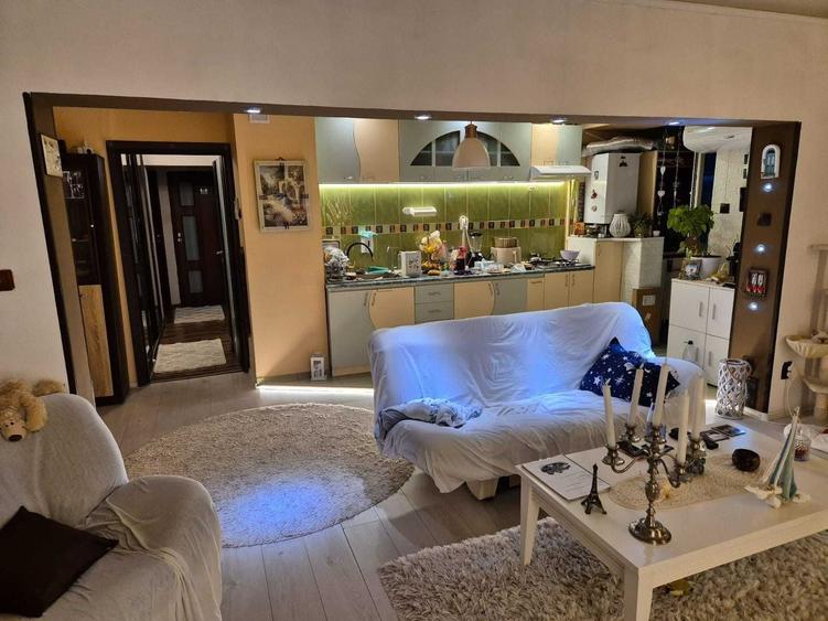 Apartament cu 4 camere decomandat în Piața Centrală