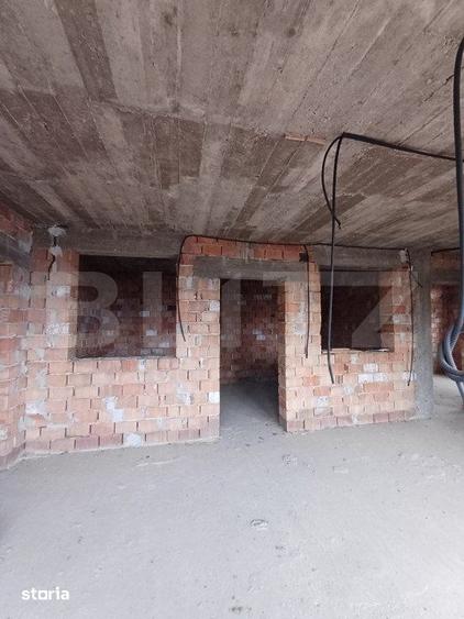Casă cu 10 camere cu Teren 1800 Mp în Luna