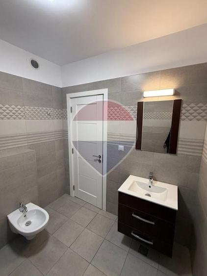 Casă individuală cu 13 camere cu Teren 600 Mp în Zorilor