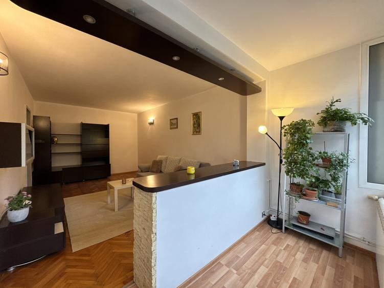 Apartament cu 3 camere decomandat, mobilat în Berceni