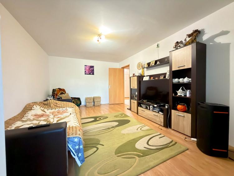 Apartament cu 4 camere semidecomandat în Lipovei