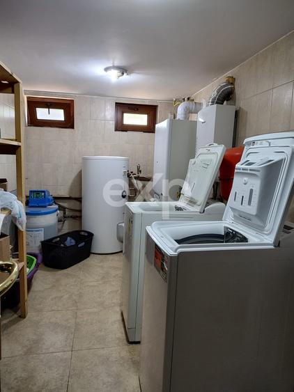 Casă individuală cu 9 camere cu Canalizare în Breazu