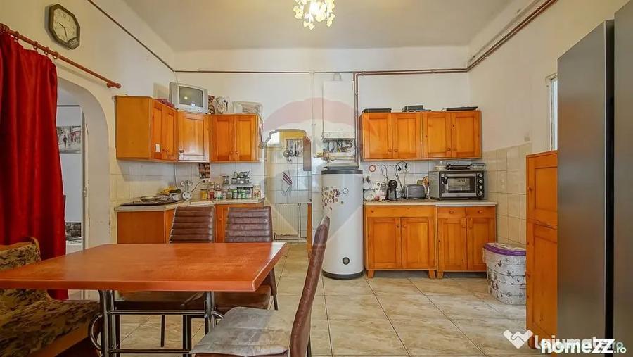 Casă cu 5 camere cu Teren 789 Mp în Central