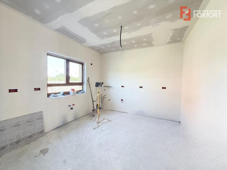 Casă cu 5 camere cu Teren 348 Mp în Săcălaz