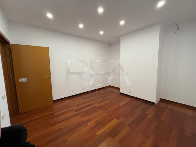 Apartament cu 5 camere decomandat în Primăverii
