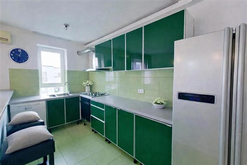 Penthouse cu 3 camere decomandat în Avantgarden