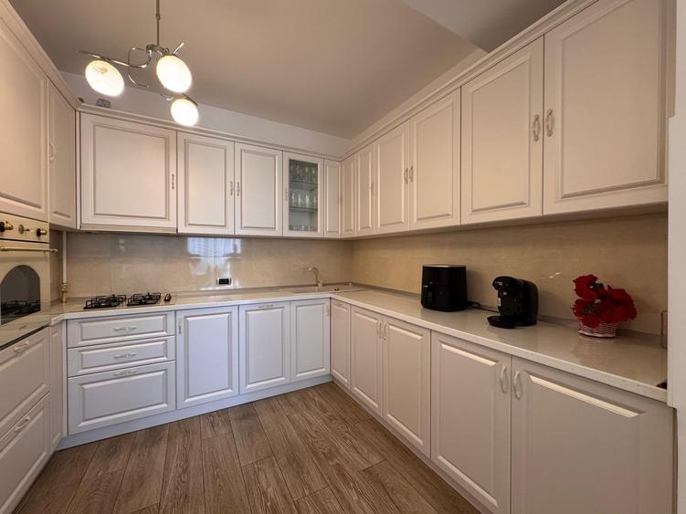 Apartament cu 3 camere decomandat, mobilat în 13 Decembrie