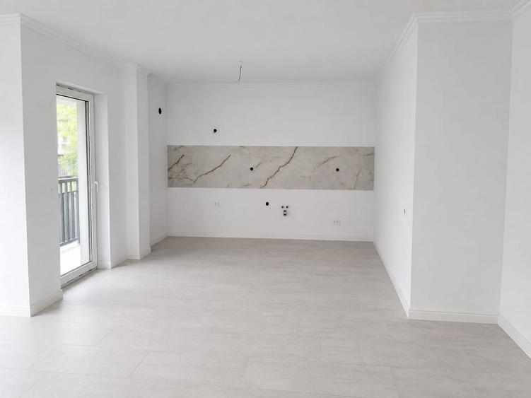 Apartament cu 4 camere semidecomandat în Florești