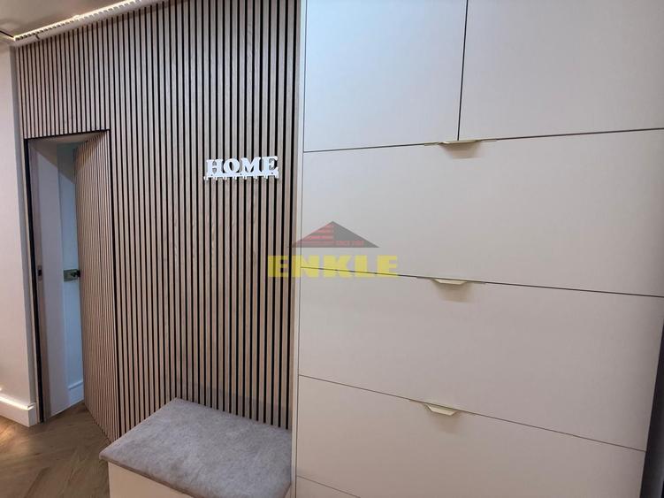 Apartament cu 4 camere semidecomandat în Central