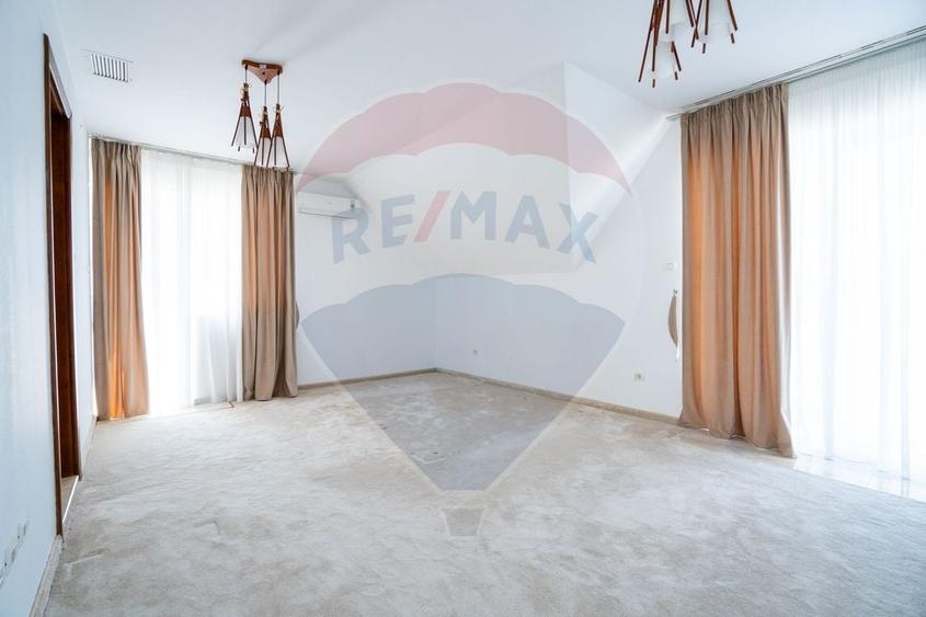 Casă individuală cu 6 camere cu Teren 514 Mp în Sânmartin