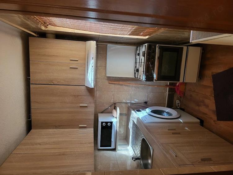 Apartament cu 3 camere semidecomandat în Craiovița Nouă