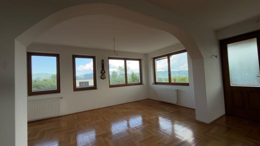 Casă individuală cu 10 camere cu Canalizare în Central