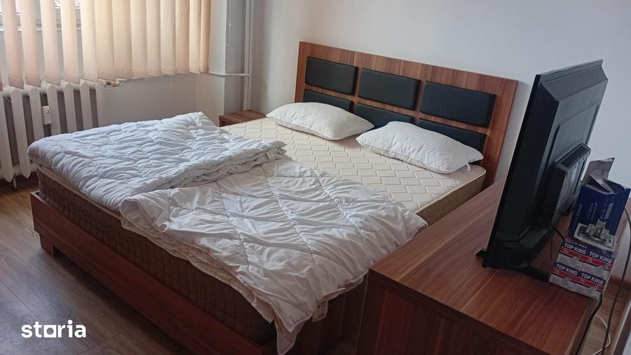 Apartament cu 3 camere decomandat în Intim
