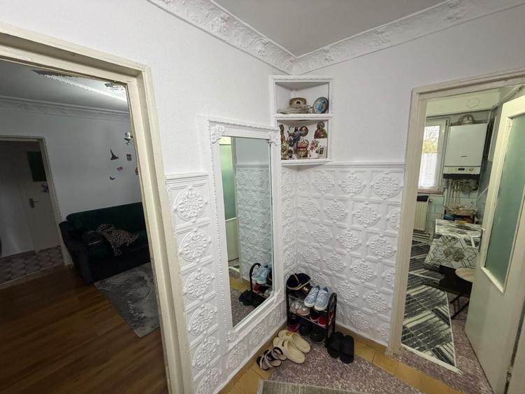 Apartament cu 3 camere semidecomandat în Hipodrom