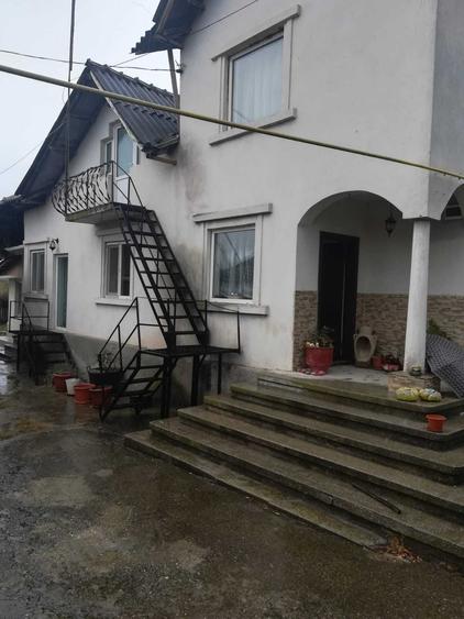 Casă cu 4 camere în Săteni