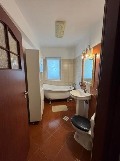 Apartament cu 3 camere decomandat în Florești