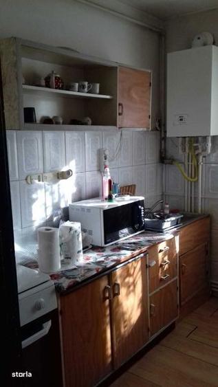Apartament cu 3 camere semidecomandat în Gojdu