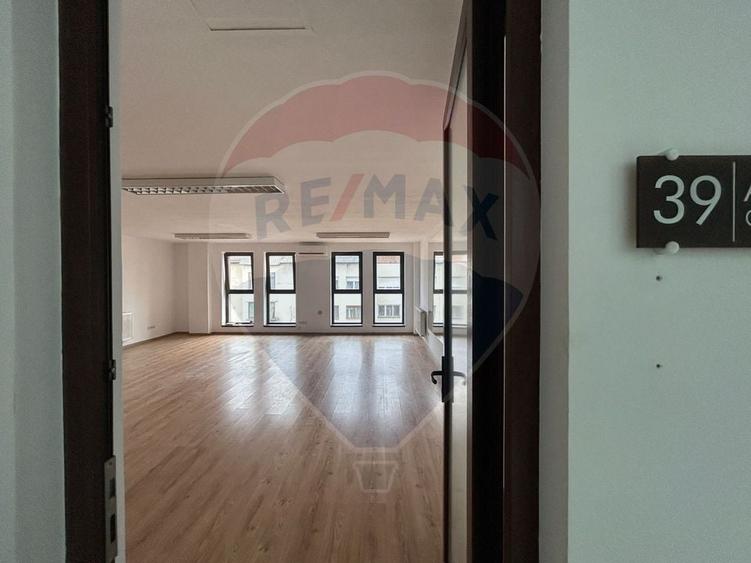 Birou, de 96.949996948242 mp, în Central