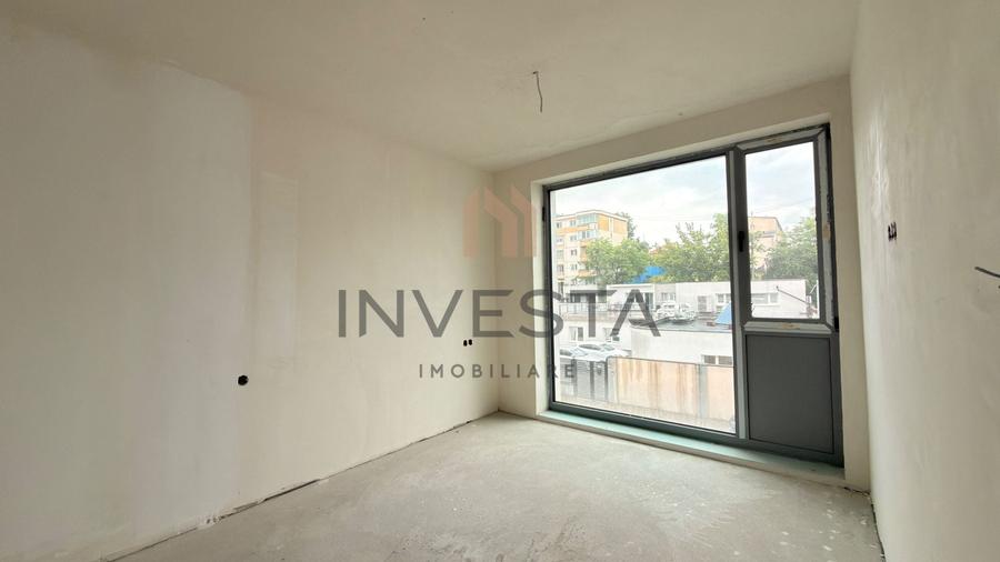 Apartament cu 3 camere semidecomandat în Între Lacuri