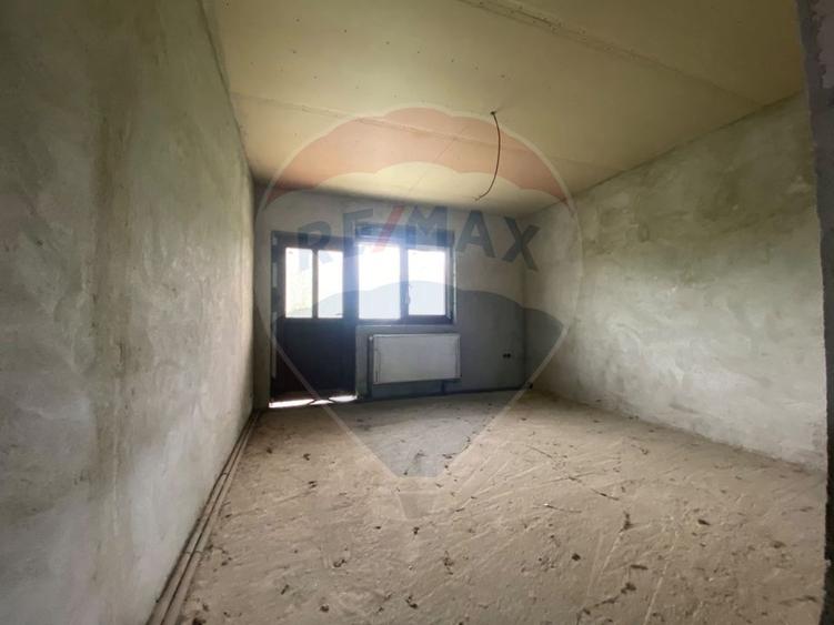 Casă individuală cu 6 camere cu Teren 1400 Mp în Blăjel