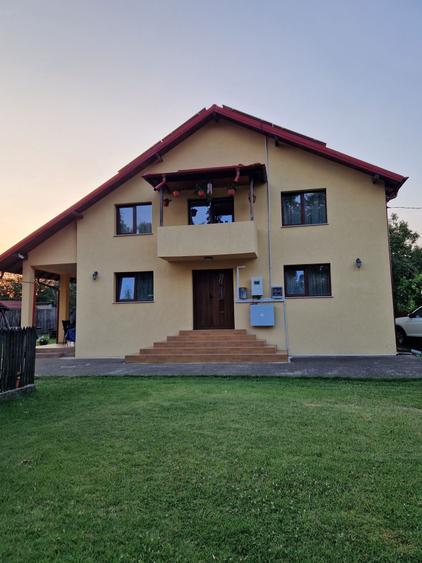 Casă cu 4 camere decomandat în Suseni