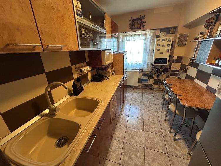 Apartament cu 3 camere decomandat, mobilat în Central