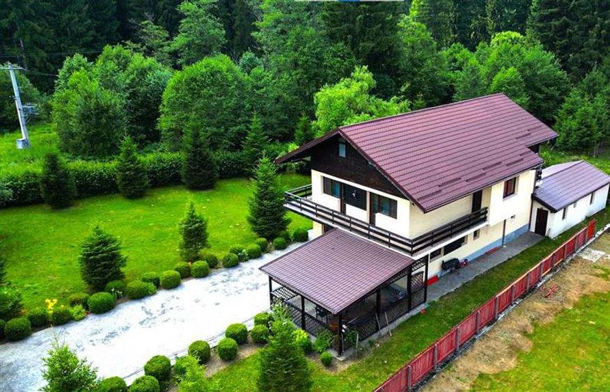Casă individuală cu 5 camere cu Teren 1700 Mp în Exterior Est