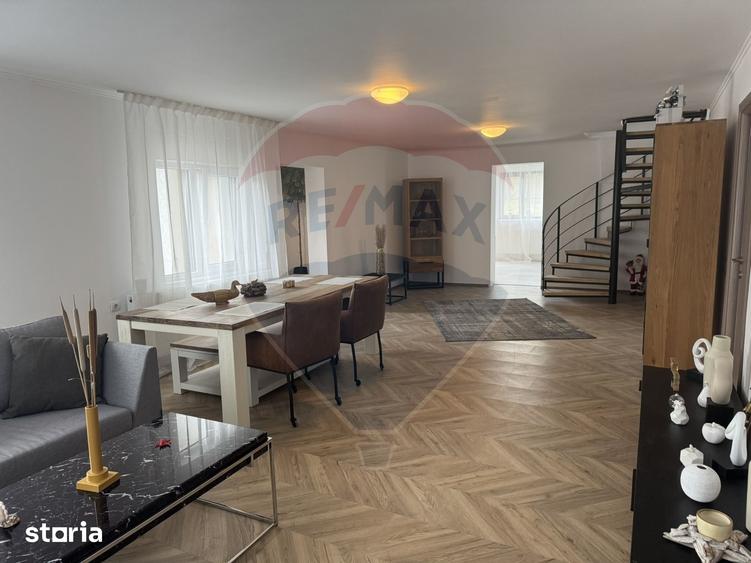 Casă cu 6 camere cu Teren 2800 Mp în Livada