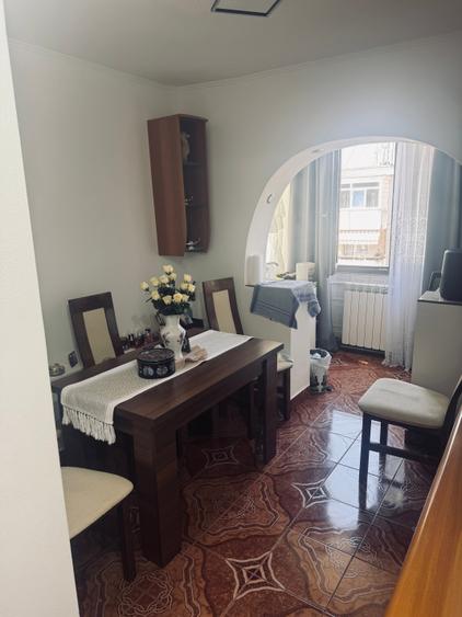 Apartament cu 3 camere decomandat în Steaua