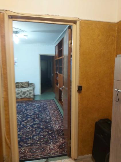 Apartament cu 3 camere semidecomandat în Berceni
