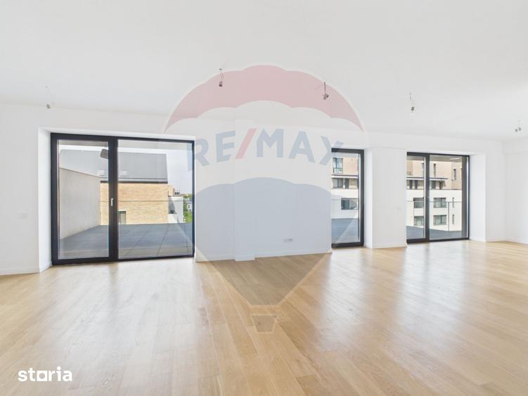 Apartament cu 4 camere decomandat în Central