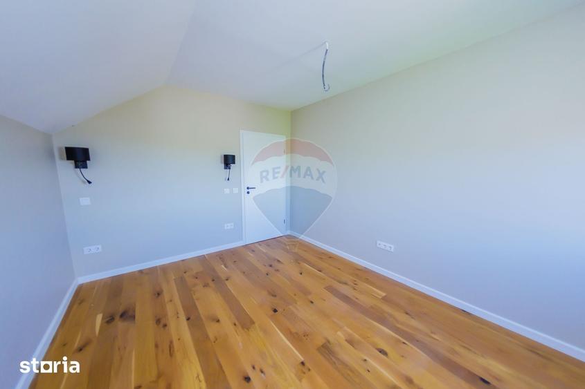 Casă cu 6 camere cu Teren 5483 Mp în Apa