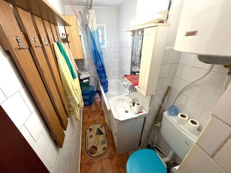 Apartament cu 3 camere semidecomandat în Craiovița Nouă