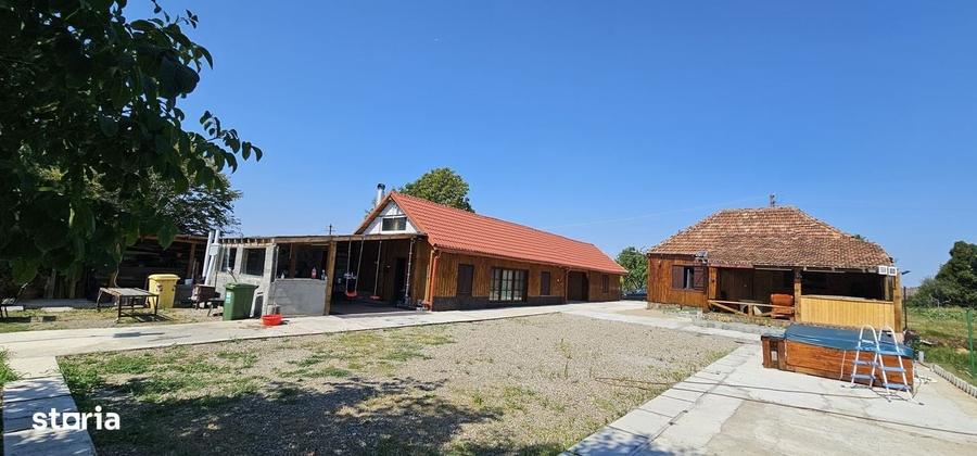 Casă cu 4 camere semidecomandat în Zece Hotare