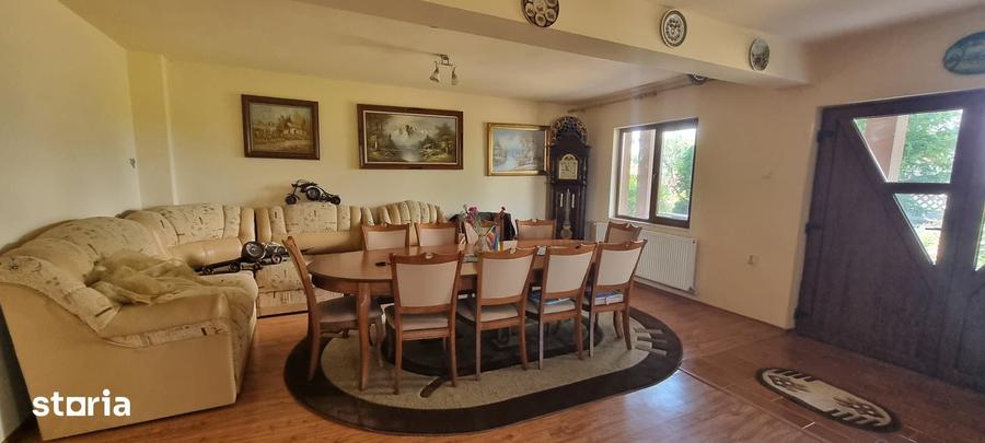 Casă cu 7 camere cu Teren 5000 Mp în Căteasca