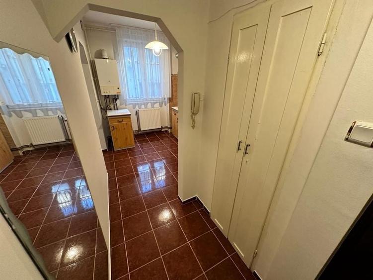 Ofer spre vanzare Apartament 3 Camere + Hol in zona centrala Et. 2 - 1
