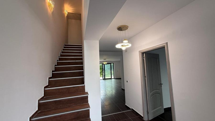 Duplex cu 10 camere cu Teren 500 Mp în Ostratu