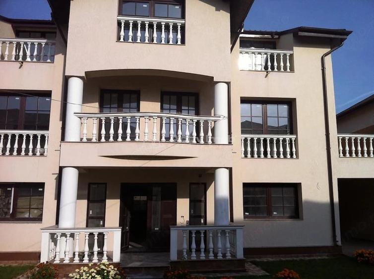 Casă cu 9 camere cu Teren 280 Mp în Petrești