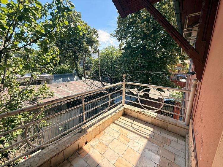 Casă individuală cu 6 camere cu Canalizare în 1 Mai