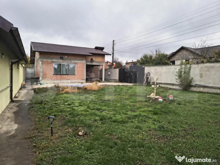 Casă cu 7 camere cu Teren 1600 Mp în Bâra